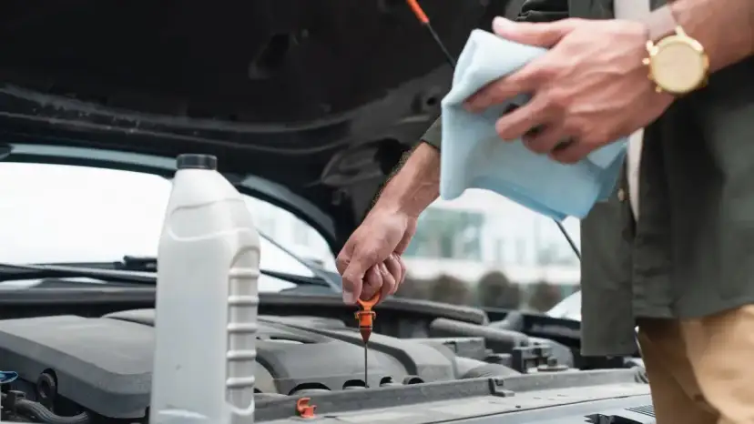 Wann Motoröl wechseln? Intervalle, Anzeichen & Kosten erklärt