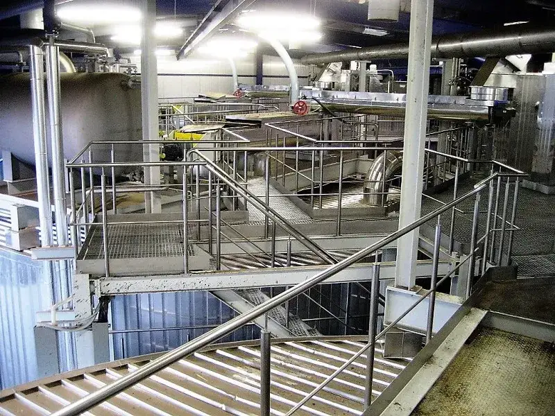 Jak skutecznie czyścić balustrady ze stali nierdzewnej bez uszkodzeń