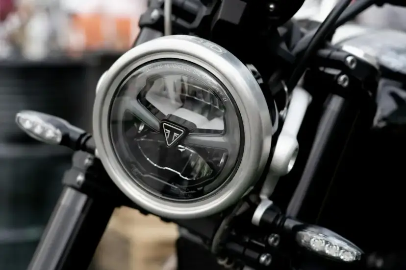 Reflektor motocykla z logo Triumph i dodatkowe światła LED.