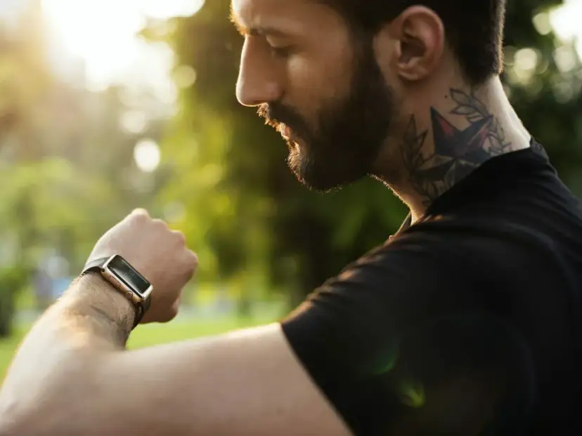 Jaki zasięg ma bluetooth w smartwatch? Odkryj, co ogranicza połączenie