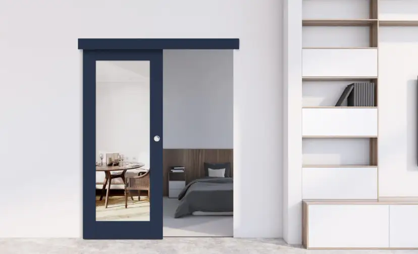 Granatowe drzwi przesuwne z lustrem oddzielają jadalnię od sypialni. Czy drzwi przesuwne są szczelne? Wyglądają na solidne.