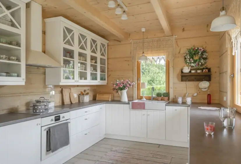 Jak urządzić dom z bali? Pomysły i inspiracje od ekspertki