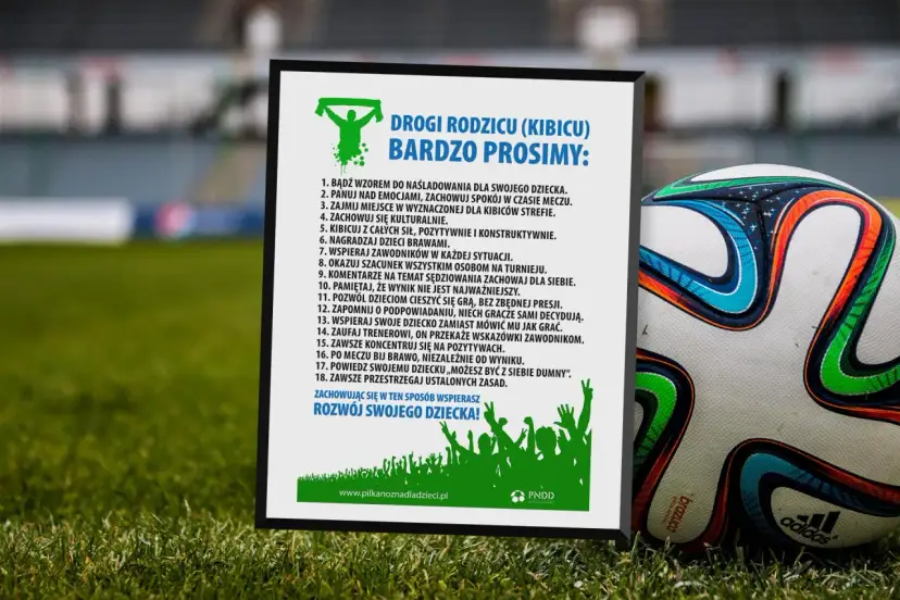 Piłka nożna to emocje! Plakat "Drogi Rodzicu (Kibicu) bardzo prosimy" przypomina, czy znasz zasady gry w piłkę nożną i jak wspierać dziecko.