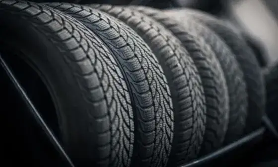 Opony całoroczne: Czy warto? Kluczowe zalety, wady i porównanie