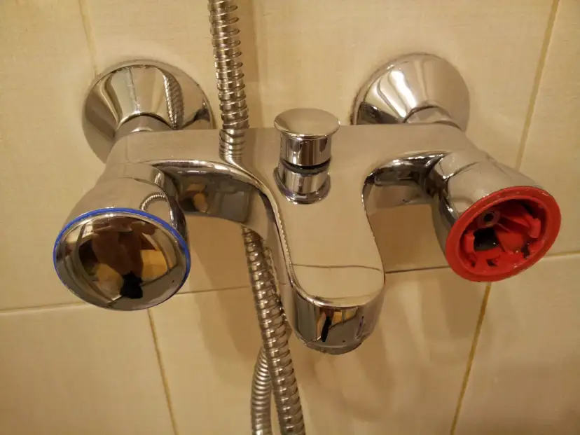 Jak wymienić uszczelkę w baterii prysznicowej? Oszczędź na hydrauliku!