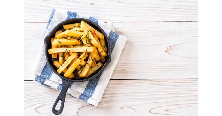 Jak smażyć mrożone frytki na patelni? Chrupiące bez frytkownicy!