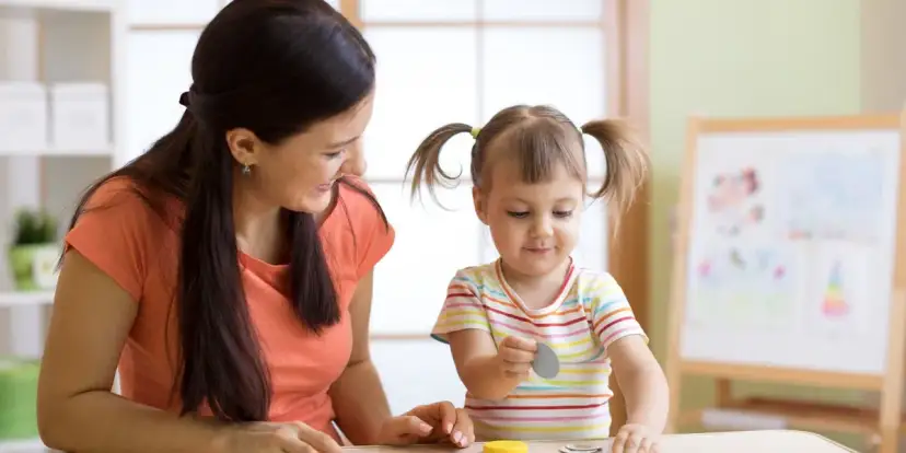 Ile bierze opiekunka do dziecka? Sprawdź stawki w Polsce i miasta