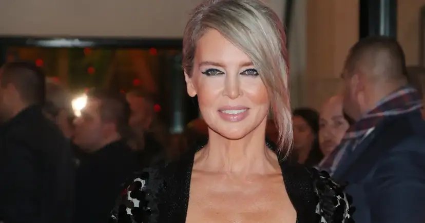 Bogna Sworowska z uśmiechem, w błyszczącej kreacji. Jej twarz po zabiegach jest promienna.