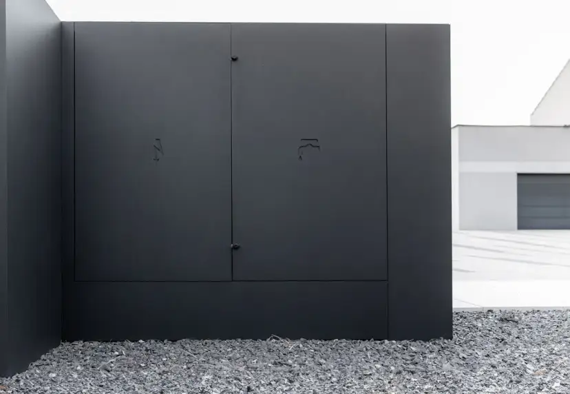 Estetyczne ukrycie skrzynki elektrycznej w ogrodzeniu: Jak to zrobić?