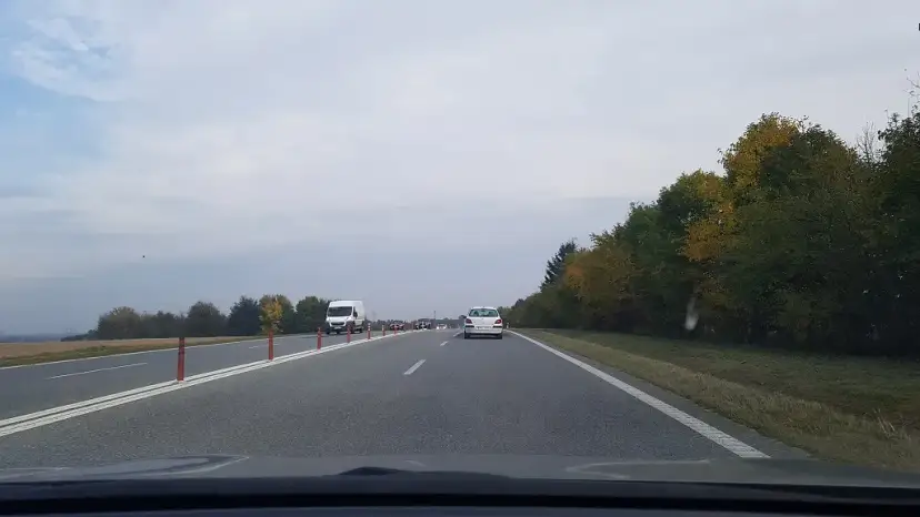 Z jaką prędkością może jechać autokar na różnych drogach w Polsce?