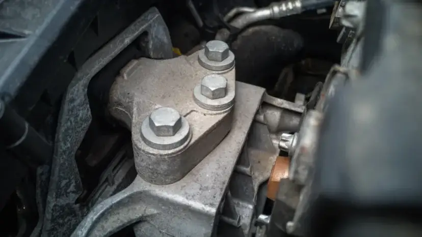 Wibracje i stuki? Objawy uszkodzonej poduszki silnika i diagnoza