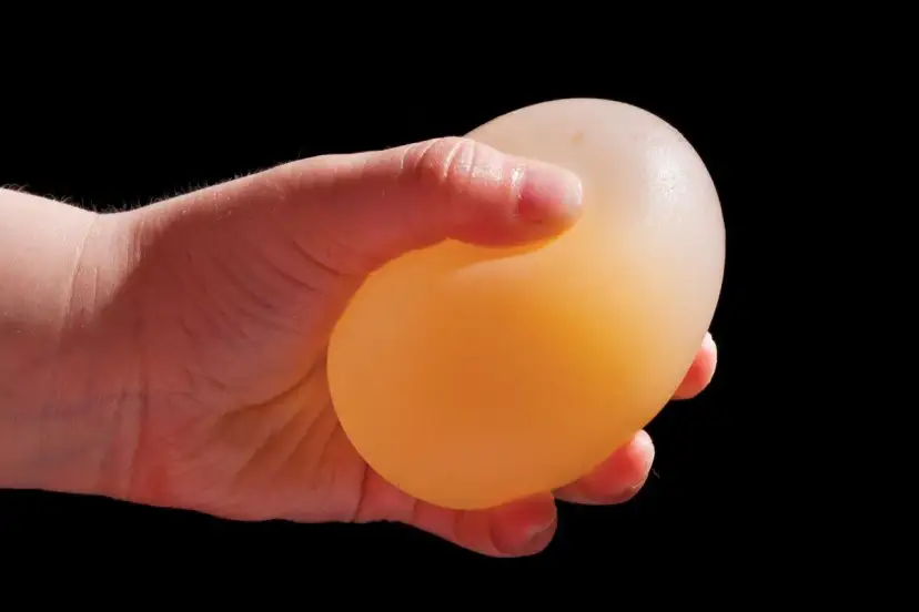 Eksperyment z jajkiem i octem: Stwórz gumowe jajko i poznaj chemię