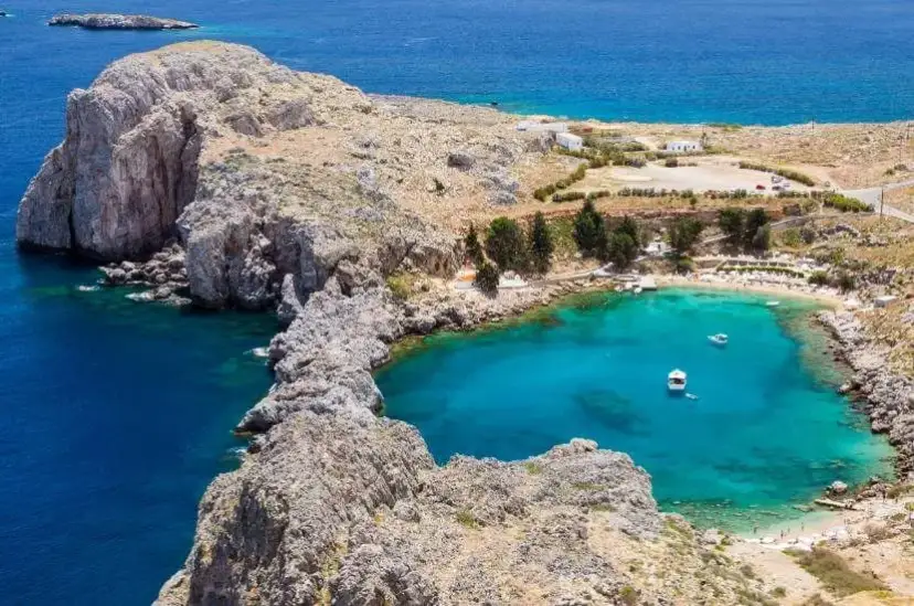 Ile trwa lot na Rodos? Czas przelotu z Polski i ważne informacje