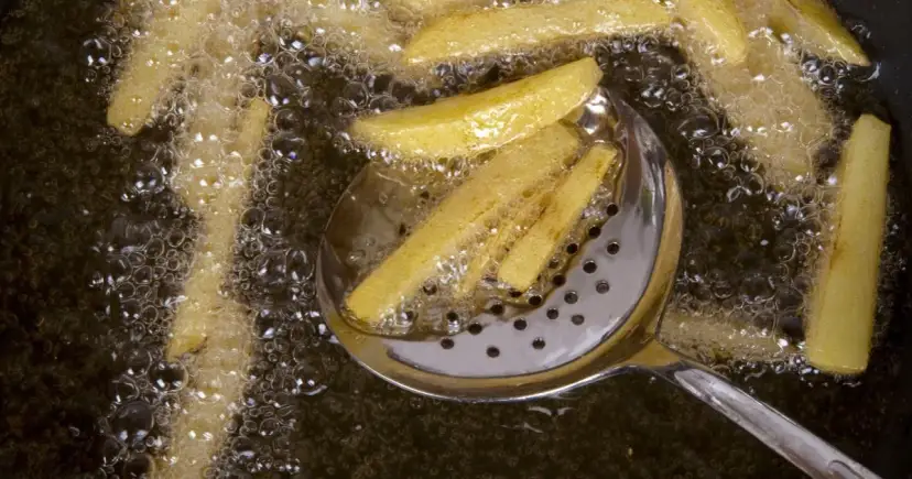 Ile smażyć frytki na głębokim oleju, by były idealnie chrupiące?