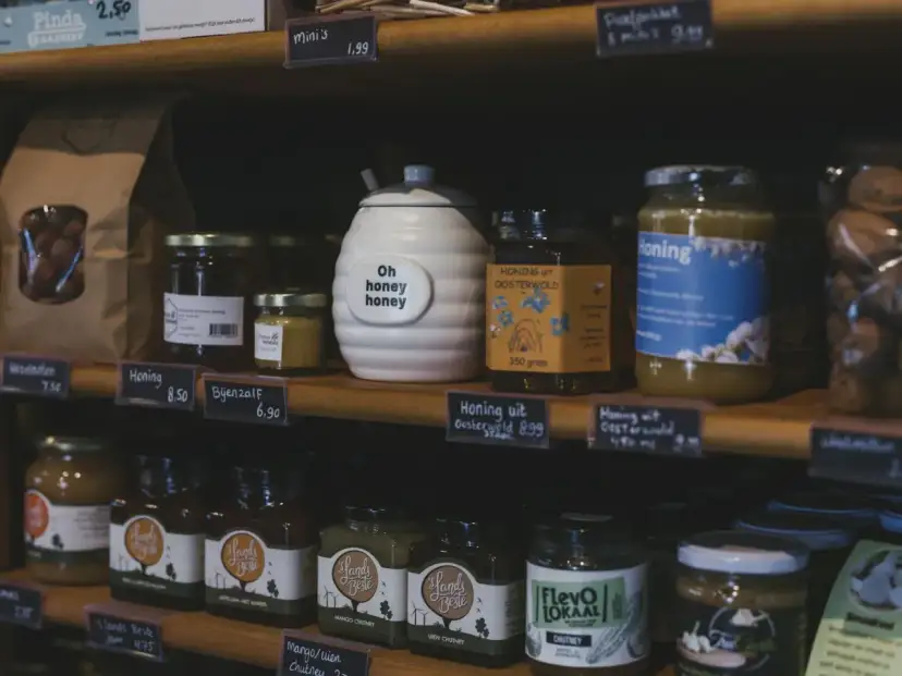 Słoiki z miodem i innymi przetworami, idealne na keto. Poliole na keto to świetny wybór dla dbających o dietę.