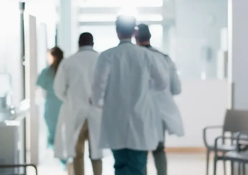 Ile zarabia lekarz na dyżurze? Stawki, kontrakty i co wpływa