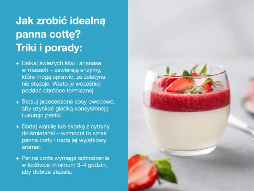 Idealna panna cotta w szklance, udekorowana musem truskawkowym i świeżymi owocami.