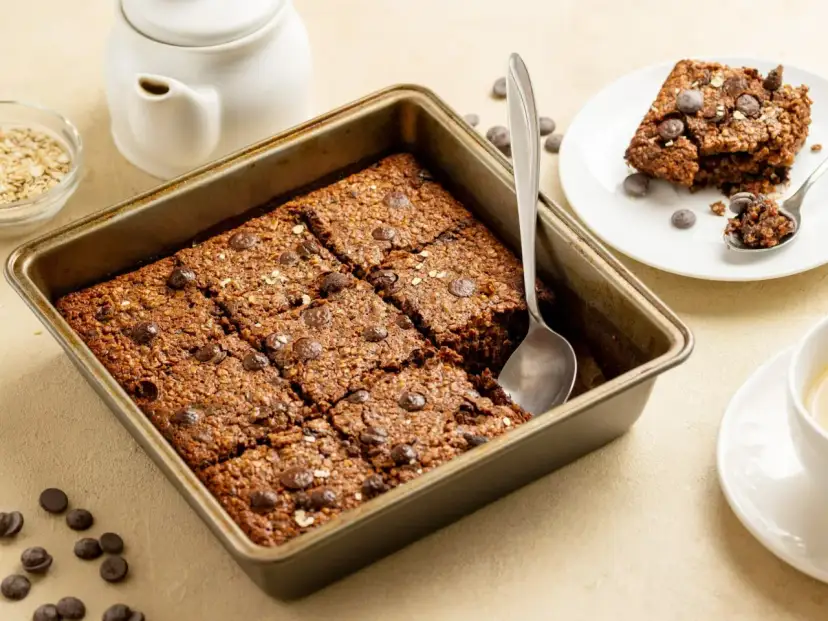 Ciasto z płatków owsianych bez mąki, z kawałkami czekolady, wprost z blachy. Idealne na zdrowe śniadanie lub deser.