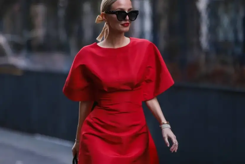 Jakie dodatki do czerwonej sukni, aby uniknąć modowych wpadek?