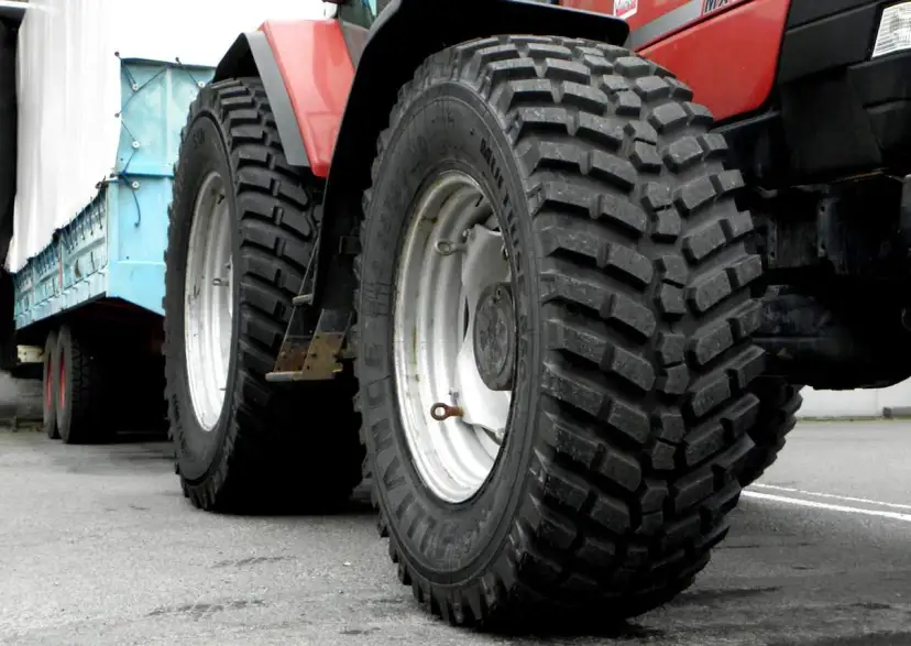 Opony do ciągnika: radialne czy diagonalne? Decyzja dla plonów.