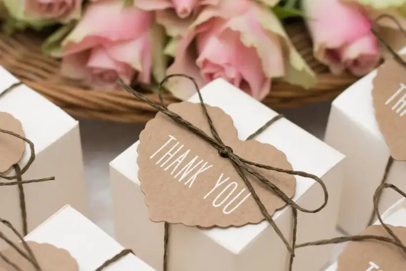 Najlepsze pomysły na prezent dla gości weselnych, które zachwycą