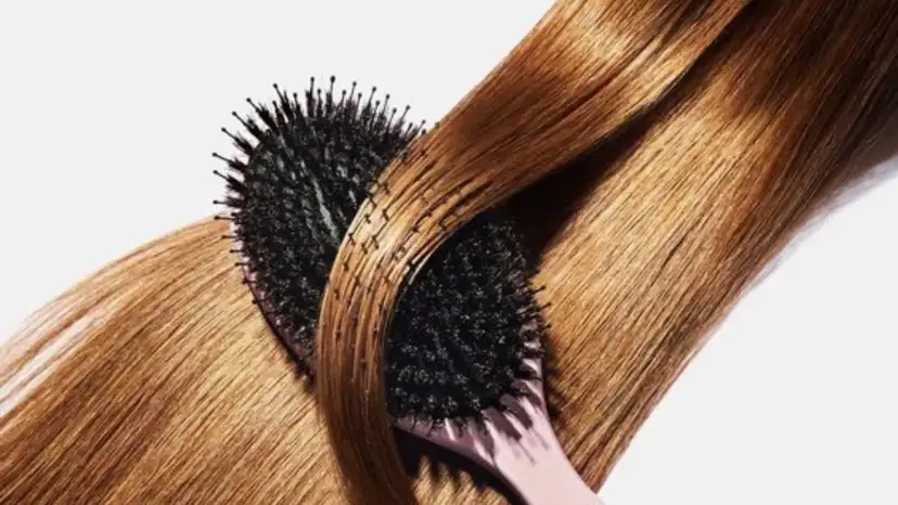 Czysta szczotka, zdrowe włosy: Jak myć szczotkę krok po kroku?