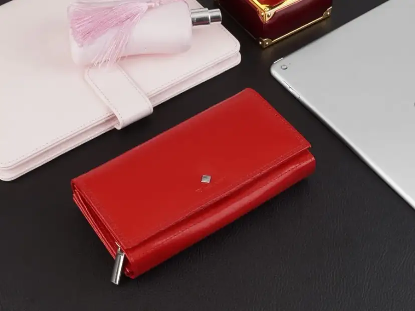 Jak rozpoznać portfel damski z prawdziwej skóry i uniknąć podróbek?