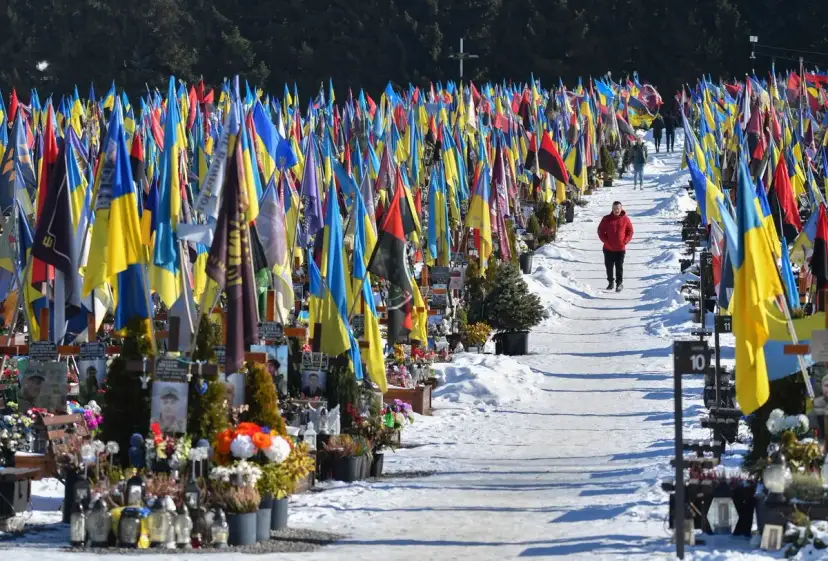 Cmentarz usłany flagami Ukrainy. Wśród nich ukrywana historia rodziny znanego aktora z czasów wojny, upamiętniona na zdjęciach i krzyżach.