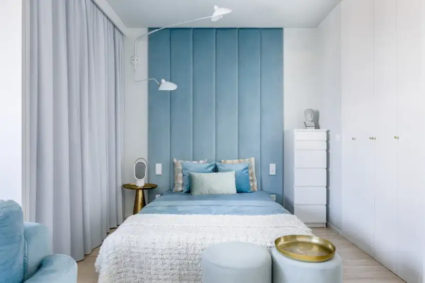 Wąska sypialnia: Odkryj triki na funkcjonalną i piękną przestrzeń