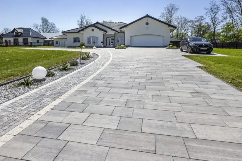 Ile kosztuje podjazd z kostki brukowej? Sprawdź, by nie przepłacić!