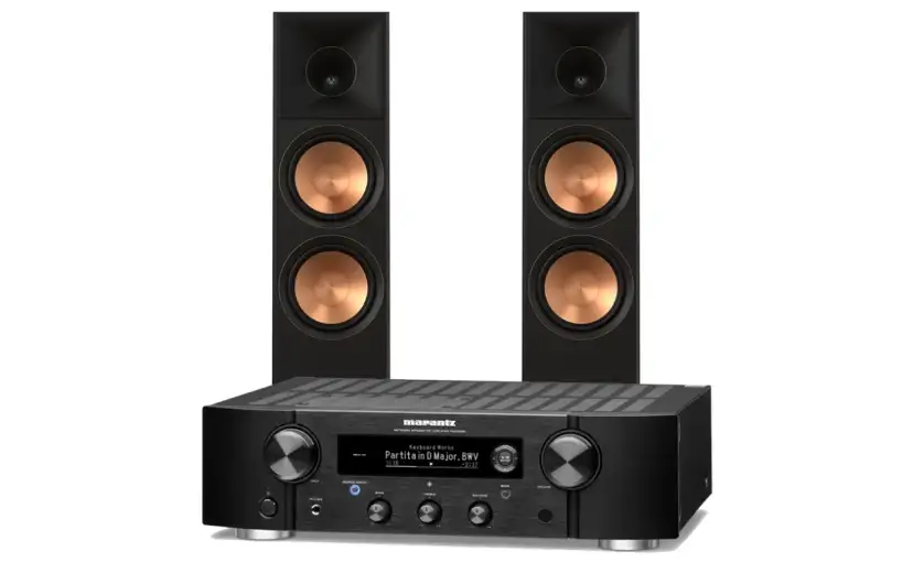 Marantz PM7000N z dwoma czarnymi kolumnami z miedzianymi membranami. Idealny zestaw do słuchania muzyki.