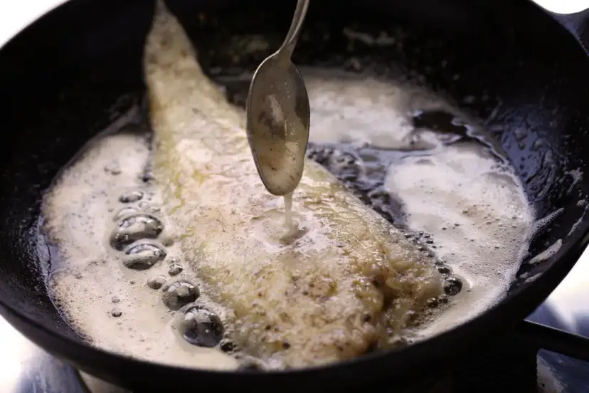 Ryba przywiera do patelni? 5 zasad, by już nigdy się nie kleiła!