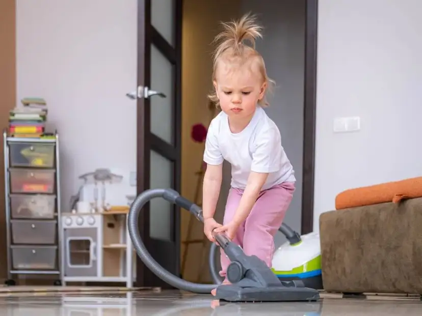 Jak nauczyć dziecko sprzątać w sposób przyjemny i skuteczny
