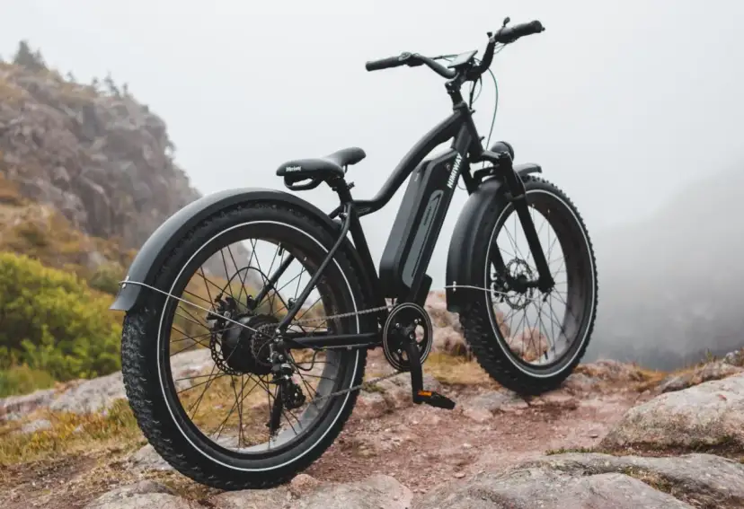 Czarny, masywny rower elektryczny Himiway na grubych oponach, gotowy na podbój górskich szlaków. To najmocniejszy rower elektryczny, który pokona każdą przeszkodę.