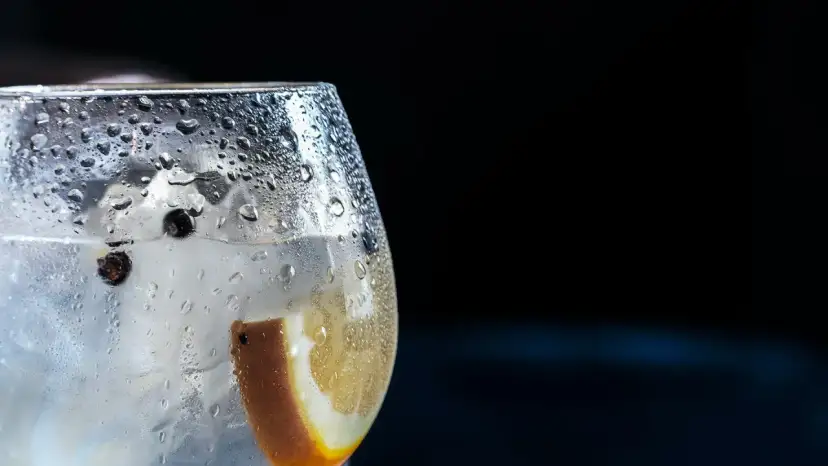 Niebieski gin: z czym pić? Spektakularne drinki i zmiana koloru