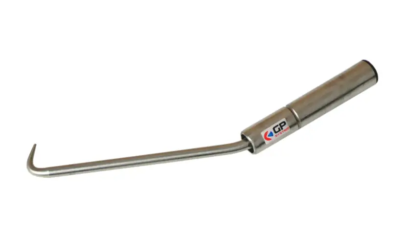 Metalowy klucz do kręcenia zbrojenia, z zakrzywionym haczykiem na końcu i logo GP SYSTEM.