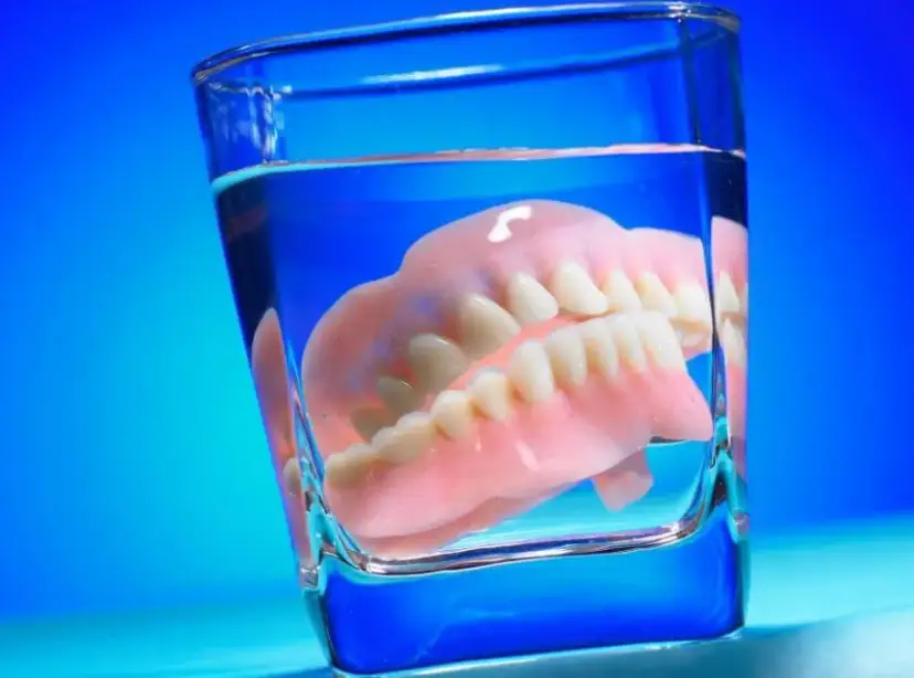 Czy NFZ refunduje protezy zębowe? Sprawdź, co musisz wiedzieć