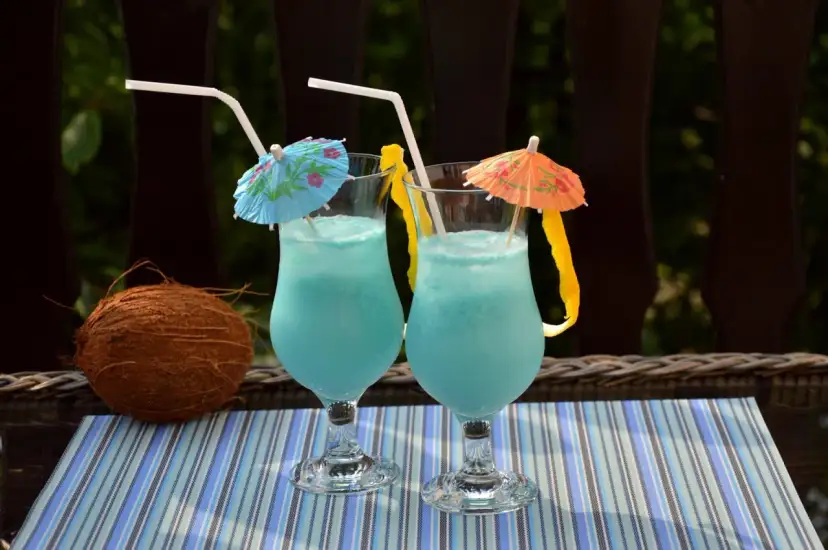 Drinki z parasolką: 8 przepisów, triki barmana i DIY na lato!
