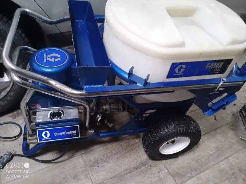 Profesjonalny agregat tynkarski Graco T-Max 506 z systemem SmartControl, gotowy do pracy.