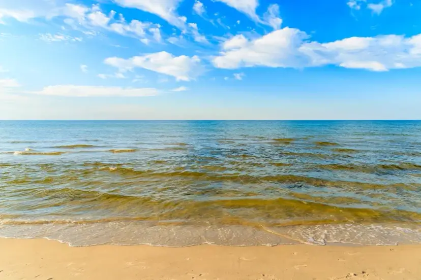 Gdzie najcieplejsza woda w Bałtyku? Odkryj najlepsze miejsca na lato