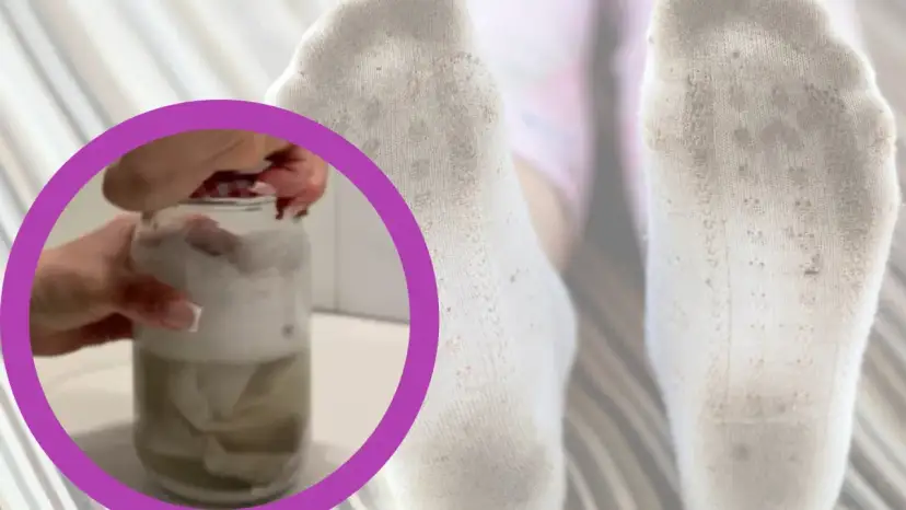 Brudne białe skarpetki obok słoika z płynem i białymi skarpetkami w środku.