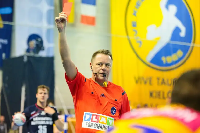 Sędzia pokazuje czerwoną kartkę, co oznacza co oznacza czerwona kartka w piłce ręcznej.