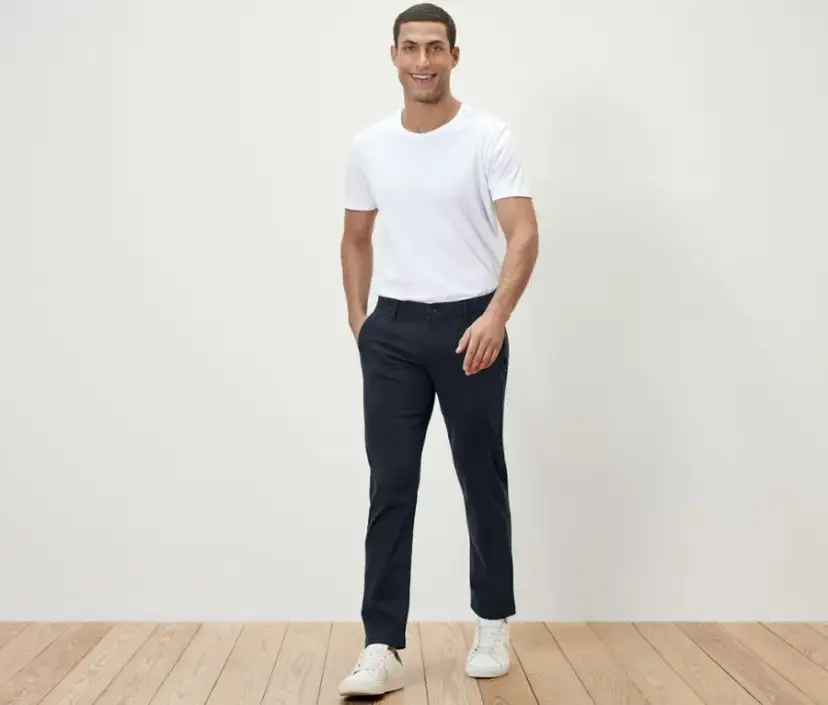 Co pasuje do niebieskich spodni męskich? Odkryj najlepsze stylizacje