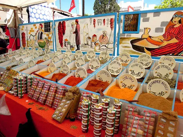 Pamiątki z Tunezji: Co warto kupić i jak nie dać się naciągnąć?