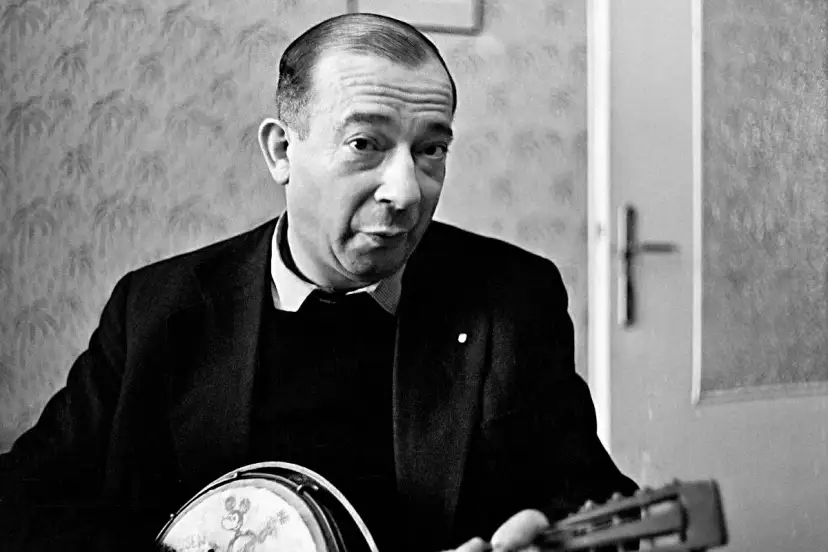 Jerzy Putrament, z gitarą w dłoniach, jakby inspirowany do tworzenia nowych utworów.