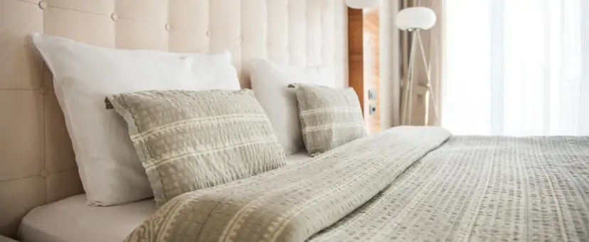 Jakie wypełnienie do poduszek dekoracyjnych wybrać, aby uniknąć alergii?