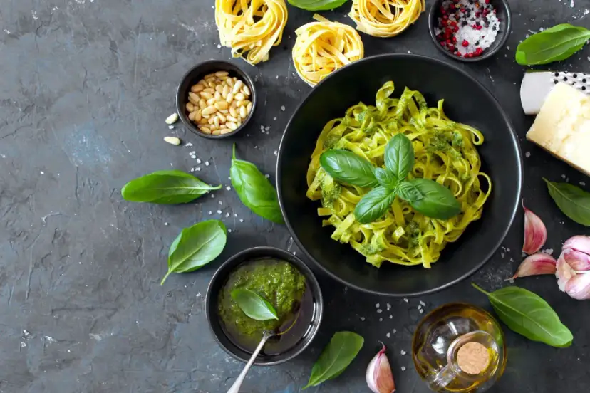 Pesto do czego? Do makaronu tagliatelle, z bazylią, orzeszkami pinii i parmezanem. Idealne na szybki obiad.