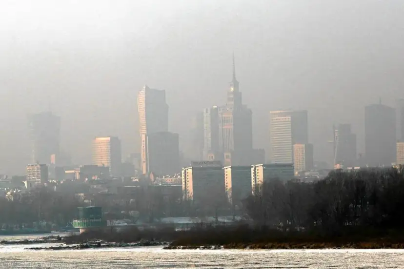 Dlaczego w Warszawie jest smog? Niska emisja, auta i pogoda