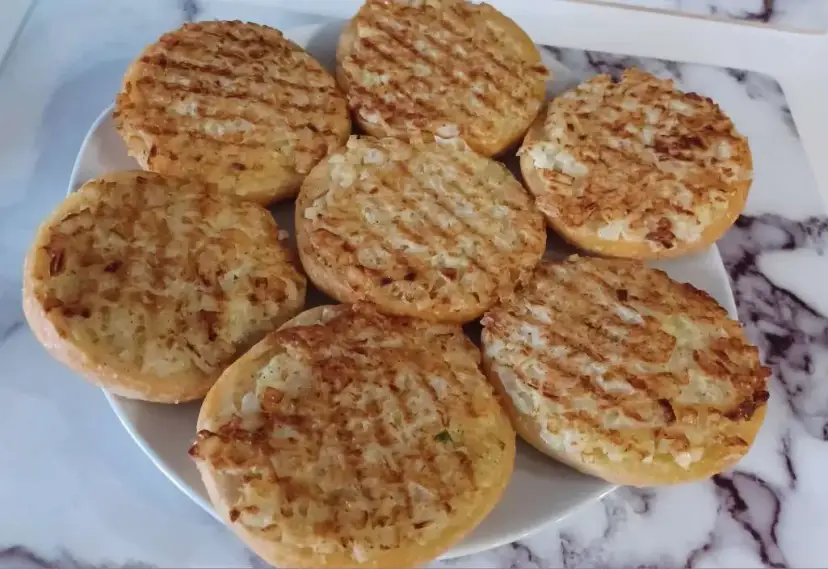 Jak podgrzać bułki do hamburgerów w piekarniku, aby były chrupiące