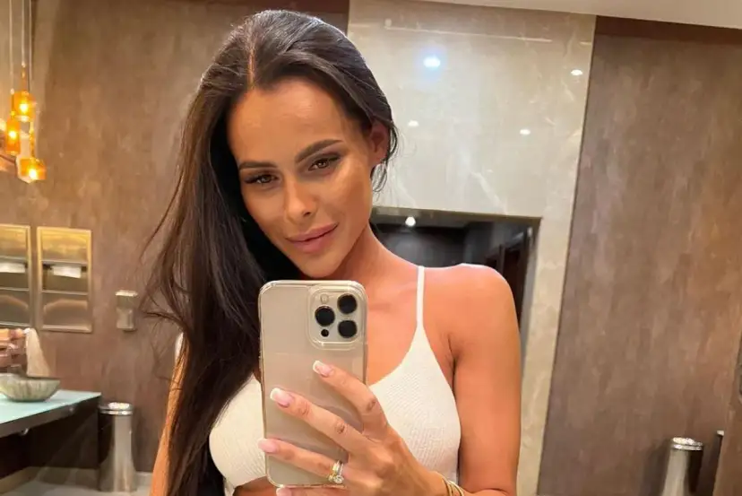 Kobieta robi selfie w łazience. Na palcu ma pierścionek, co może sugerować, czy Palion ma żonę.